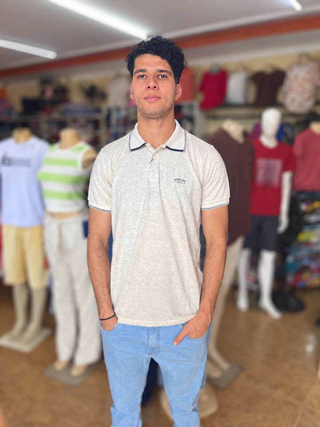 Polo clara e jeans: uma combinação para acompanhar diferentes momentos.