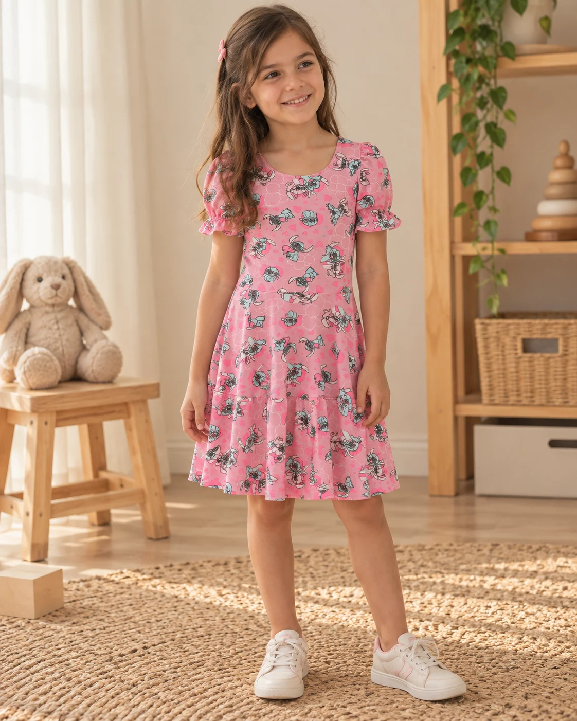 Vestido rosa estampado para acompanhar a alegria da infância.